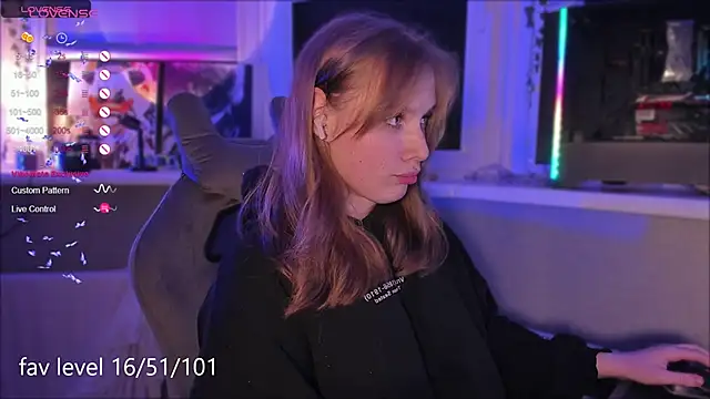 Snapshot of Rachel_Ro chatting on October 7, 2025, 8:06 pm Rachel Ro online show from October 7, 2025, 8:06 pm