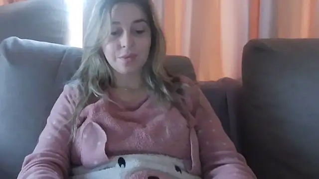 Snapshot of Aliss_Hottie chatting on January 5, 2025, 12:21 pm Aliss Hottie online show from January 5, 2025, 12:21 pm