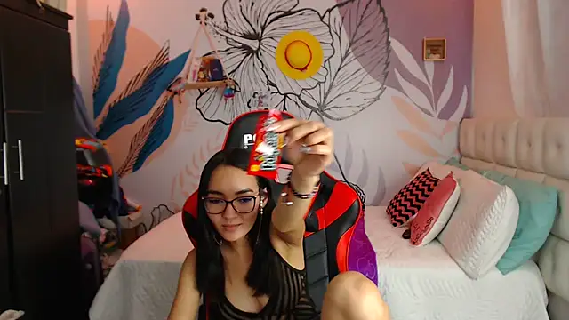 LinzyBaner online show from February 6, 2025, 11:37 pm