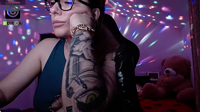 Snapshot of SonyaDevon chatting on December 28, 2024, 10:58 am SonyaDevon online show from December 28, 2024, 10:58 am