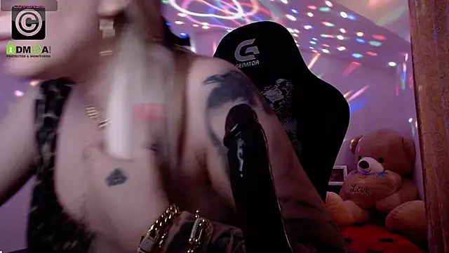 Snapshot of SonyaDevon chatting on December 31, 2024, 10:58 am SonyaDevon online show from December 31, 2024, 10:58 am