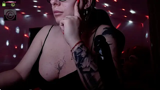 Snapshot of SonyaDevon chatting on January 14, 2025, 7:06 am SonyaDevon online show from January 14, 2025, 7:06 am