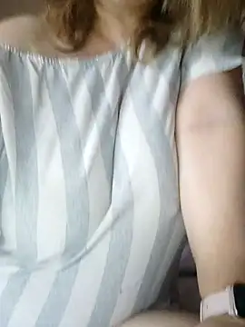 Snapshot of Elza01 chatting on February 15, 2026, 7:27 am Elza01 online show from February 15, 2026, 7:27 am