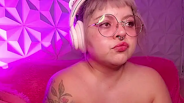 Snapshot of Satyn_doll chatting on November 6, 2025, 12:22 am Satyn doll online show from November 6, 2025, 12:22 am