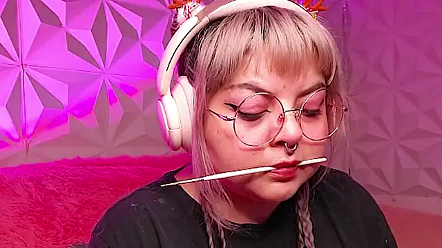 Snapshot of Satyn_doll chatting on December 3, 2025, 12:18 am Satyn doll online show from December 3, 2025, 12:18 am