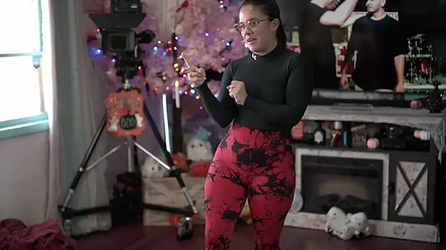 Snapshot of Nikki_Torres chatting on October 20, 2025, 5:24 pm Nikki Torres online show from October 20, 2025, 5:24 pm