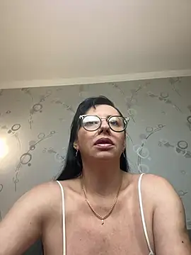 Snapshot of Amberhotqueen chatting on July 24, 2026, 8:01 am Amberhotqueen online show from July 24, 2026, 8:01 am