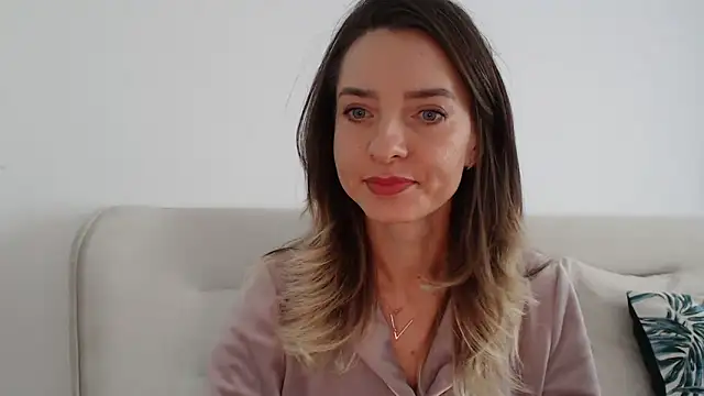 StyleSerene online show from November 18, 2025, 9:47 am