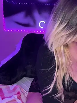 Snapshot of LittleMissEeve chatting on March 16, 2025, 1:38 am LittleMissEeve online show from March 16, 2025, 1:38 am