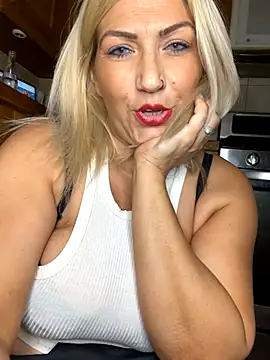 Snapshot of LittleMissEeve chatting on September 13, 2025, 3:17 am LittleMissEeve online show from September 13, 2025, 3:17 am