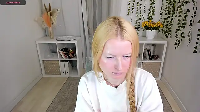 Laly Peach online show from April 23, 2026, 1:13 pm