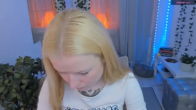 Laly Peach online show from June 3, 2026, 11:57 am