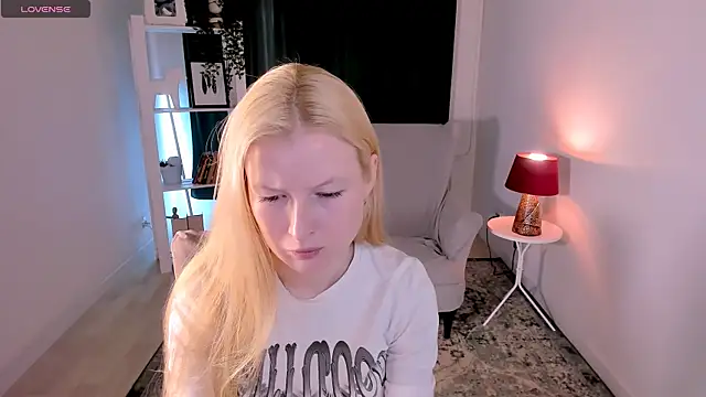 Snapshot of Laly_Peach chatting on July 18, 2026, 8:18 am Laly Peach online show from July 18, 2026, 8:18 am