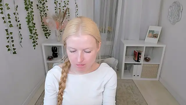 Snapshot of Laly_Peach chatting on July 24, 2026, 7:50 am Laly Peach online show from July 24, 2026, 7:50 am