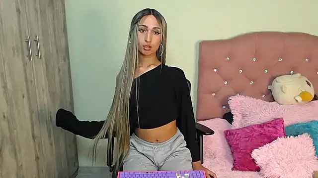 Snapshot of camy_doll chatting on December 5, 2024, 1:36 am camy doll online show from December 5, 2024, 1:36 am