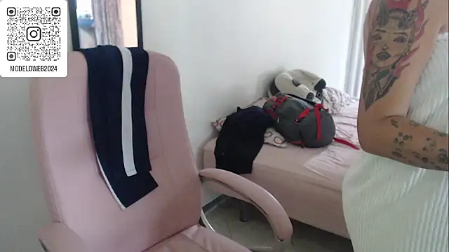 Snapshot of moon_cat85 chatting on February 21, 2025, 4:37 pm moon cat85 online show from February 21, 2025, 4:37 pm