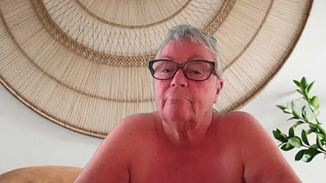 GrannyChrissy68 online show from May 10, 2026, 9:20 pm