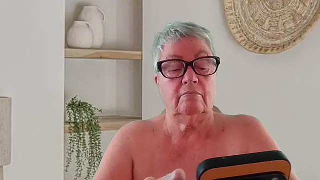 GrannyChrissy68 online show from June 26, 2026, 11:36 am