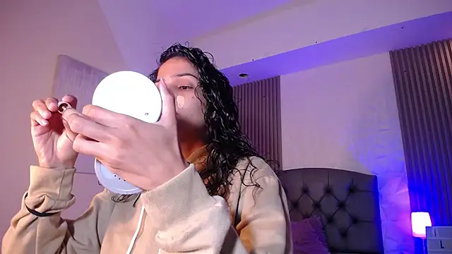 Snapshot of ximena_diaz chatting on February 17, 2025, 9:52 pm ximena diaz online show from February 17, 2025, 9:52 pm