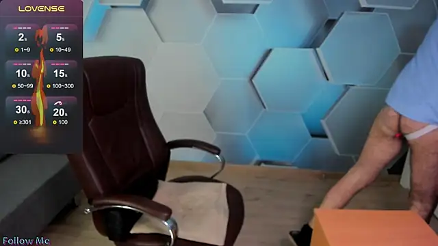 Snapshot of SteveTiger chatting on November 28, 2025, 8:17 am SteveTiger online show from November 28, 2025, 8:17 am