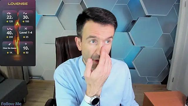 Snapshot of SteveTiger chatting on December 2, 2025, 12:32 pm SteveTiger online show from December 2, 2025, 12:32 pm