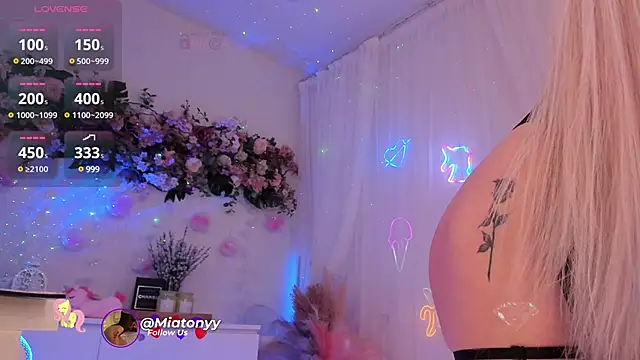 Mia Mi  online show from February 25, 2025, 9:20 am