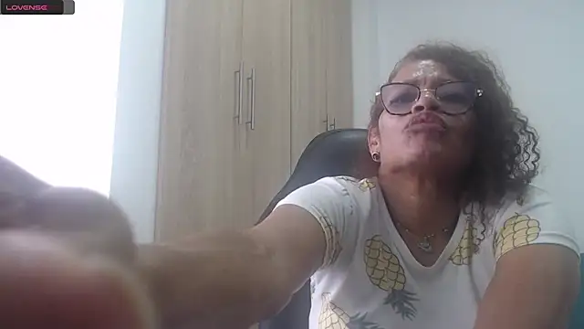 BustyMilf  online show from January 28, 2025, 4:30 pm