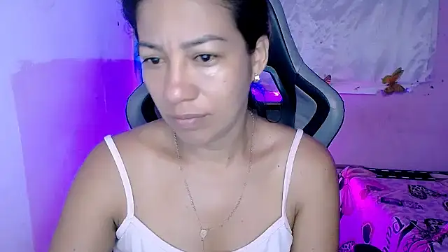 ninatiny online show from October 31, 2025, 9:21 am