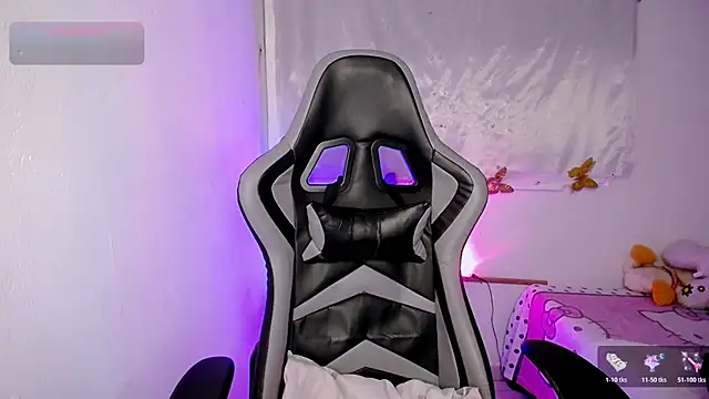 ninatiny online show from November 13, 2025, 10:03 am