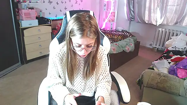 Snapshot of Kira_honeyy chatting on March 6, 2025, 4:41 am Kira honeyy online show from March 6, 2025, 4:41 am