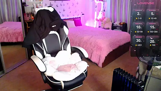 Snapshot of Kira_honeyy chatting on September 13, 2025, 8:14 am Kira honeyy online show from September 13, 2025, 8:14 am