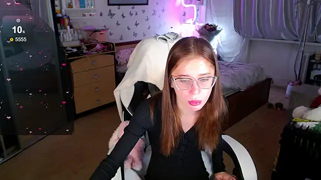 Snapshot of Kira_honeyy chatting on October 9, 2025, 6:11 am Kira honeyy online show from October 9, 2025, 6:11 am