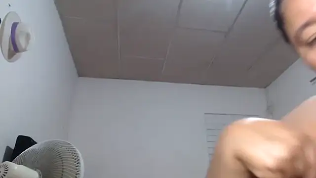 adrixxx38 online show from December 3, 2025, 1:13 am