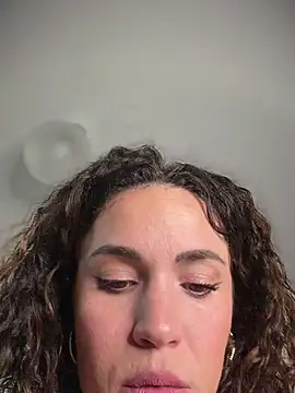 Clara-xoxo online show from February 10, 2026, 2:21 pm