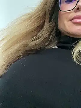 Snapshot of Etwas_neugierig chatting on December 17, 2024, 1:05 pm Etwas neugierig online show from December 17, 2024, 1:05 pm