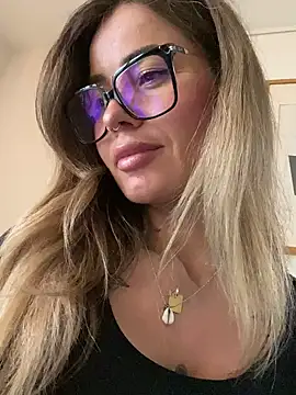 Snapshot of Etwas_neugierig chatting on December 19, 2024, 9:18 am Etwas neugierig online show from December 19, 2024, 9:18 am