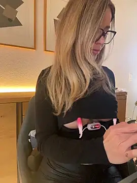 Snapshot of Etwas_neugierig chatting on January 15, 2025, 9:13 am Etwas neugierig online show from January 15, 2025, 9:13 am