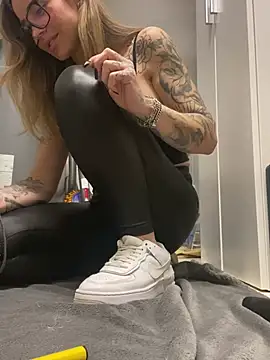 Snapshot of Etwas_neugierig chatting on January 28, 2025, 10:12 am Etwas neugierig online show from January 28, 2025, 10:12 am