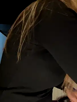 Snapshot of Etwas_neugierig chatting on October 27, 2025, 4:11 pm Etwas neugierig online show from October 27, 2025, 4:11 pm