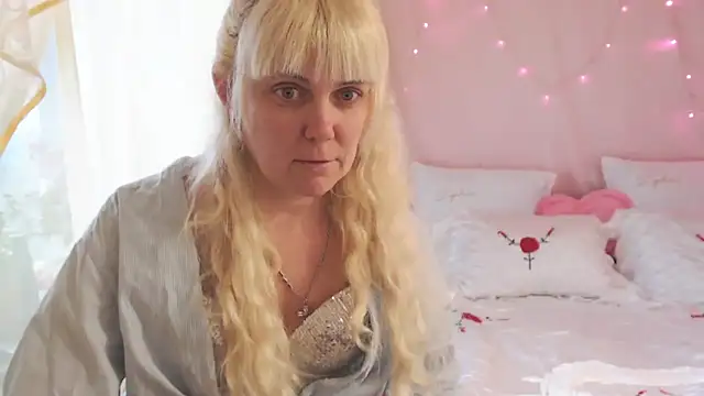 SunnySylvia online show from December 21, 2025, 8:10 am