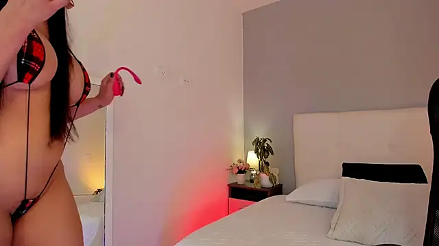 NataliaBuiles online show from October 9, 2025, 4:05 pm