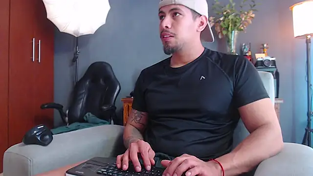 geirge teacherxx online show from October 25, 2025, 4:13 pm