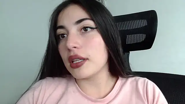 Snapshot of Honey_Aynur20 chatting on December 6, 2024, 8:18 pm Honey Aynur20 online show from December 6, 2024, 8:18 pm