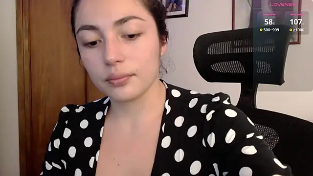 Snapshot of Honey_Aynur20 chatting on October 3, 2025, 6:27 pm Honey Aynur20 online show from October 3, 2025, 6:27 pm