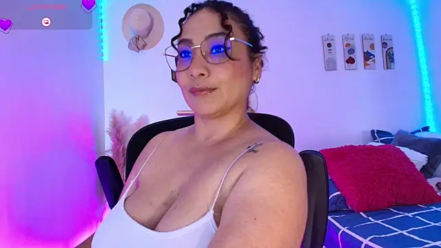JuliRamirez online show from December 2, 2024, 9:50 pm
