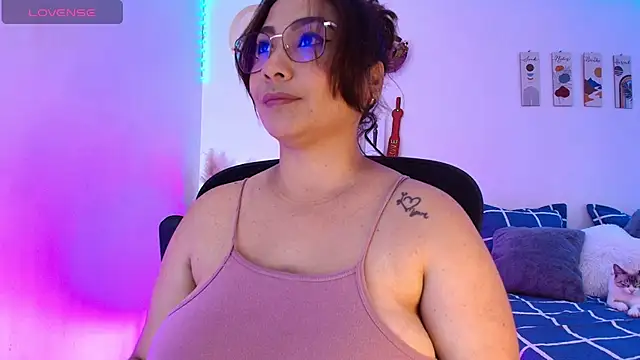 JuliRamirez online show from December 7, 2024, 3:52 pm