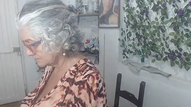 FunnyGrandma online show from November 12, 2025, 2:01 am