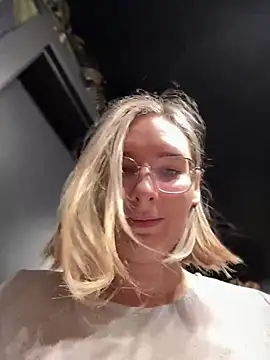 Snapshot of The_Snowwhitee chatting on December 19, 2024, 9:07 am The Snowwhitee online show from December 19, 2024, 9:07 am