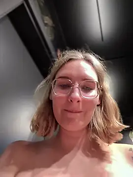 Snapshot of The_Snowwhitee chatting on December 20, 2024, 10:22 pm The Snowwhitee online show from December 20, 2024, 10:22 pm