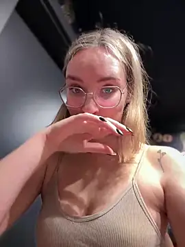 Snapshot of The_Snowwhitee chatting on January 1, 2025, 9:07 am The Snowwhitee online show from January 1, 2025, 9:07 am